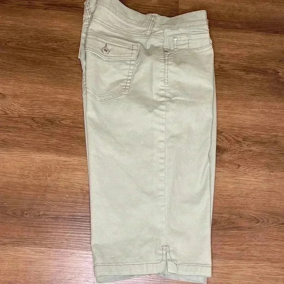 Cute Gloria Vanderbilt Missy Size 8 Bermuda Shorts - Picture 3 of 8